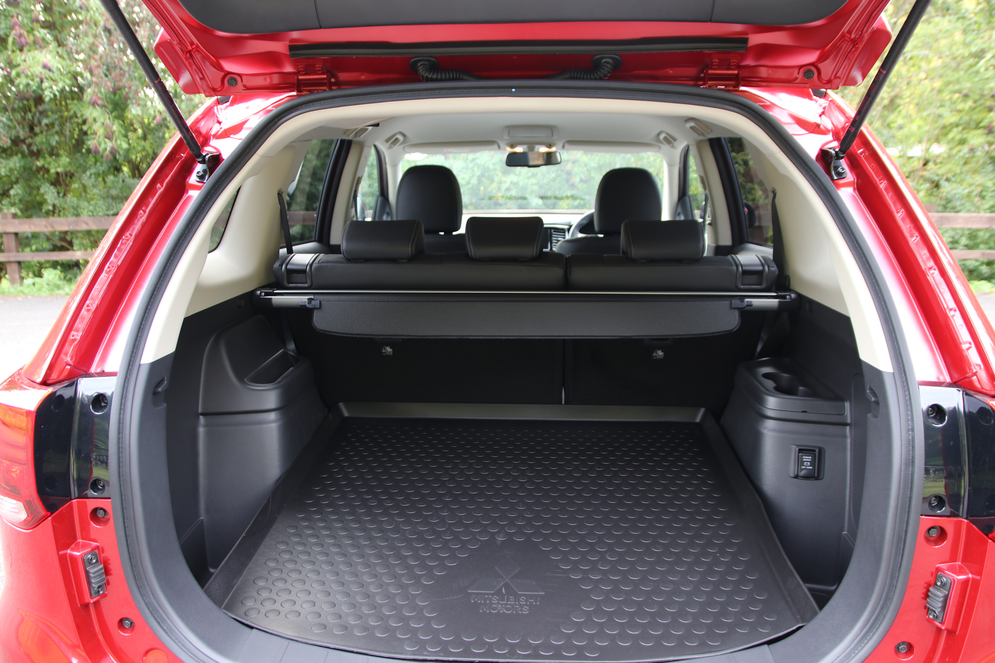 Mitsubishi outlander store phev cargo space