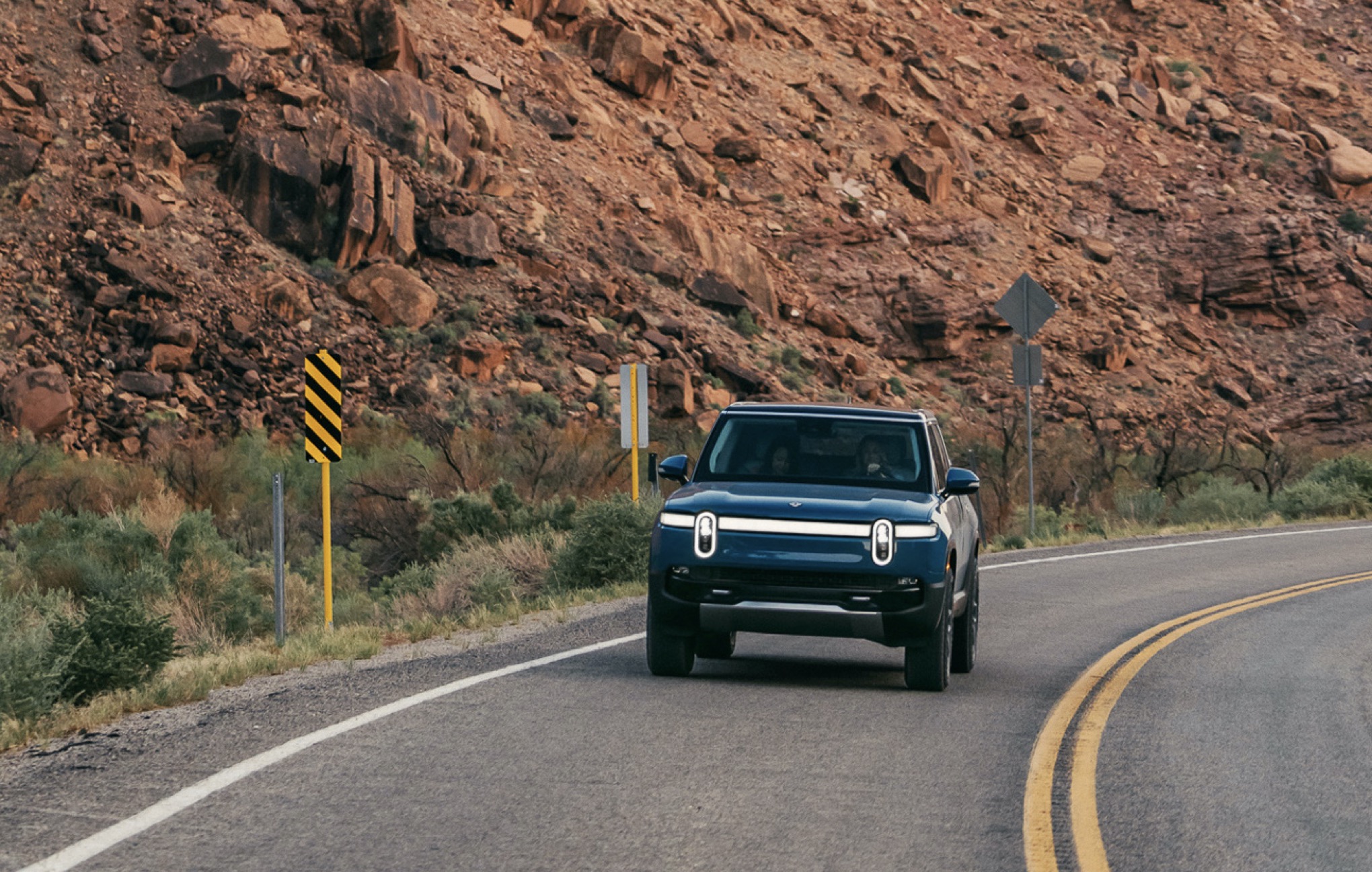 Rivian R1S Review And Buyers Guide | Electrifying.com